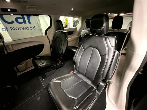 Used 2023 Chrysler Pacifica Touring-L FWD image 15