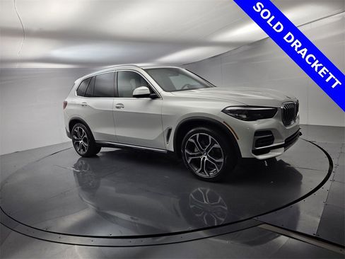 Certified 2022 BMW X5 sDrive40i w/ Premium Package image 2