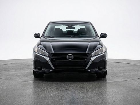 Used 2025 Nissan Altima 2.5 SV image 2