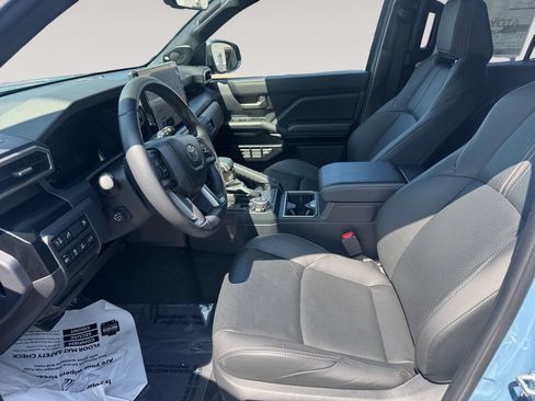 Used 2025 Toyota 4Runner Limited AWD/4WD image 9