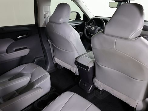 Used 2020 Toyota Highlander XLE image 48