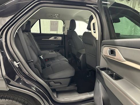 Used 2025 Ford Explorer Active AWD/4WD image 49