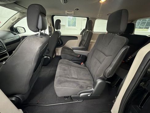 Used 2018 Dodge Grand Caravan SE w/ UConnect Hands-Free Group FWD image 12
