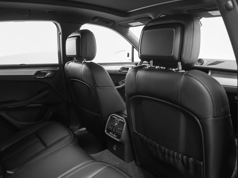 Certified 2026 Porsche Macan image 28