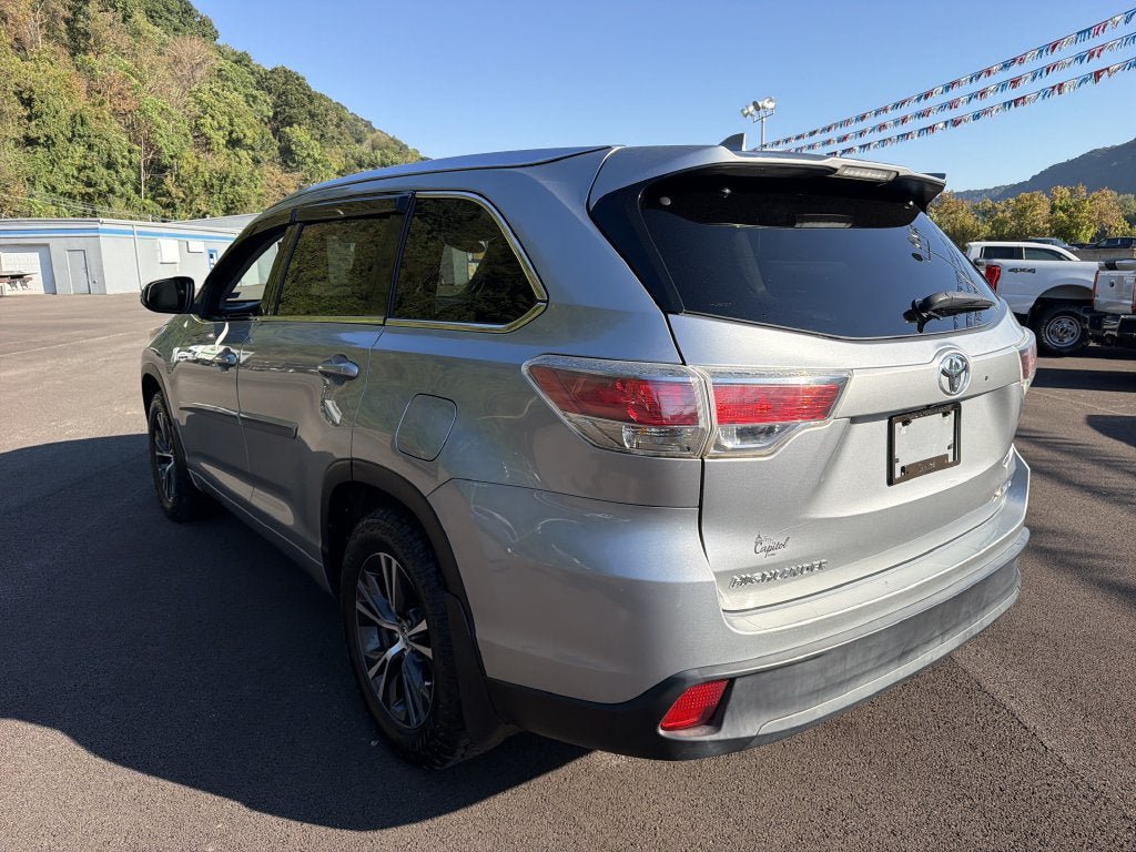 Used 2016 Toyota Highlander XLE AWD/4WD image 6