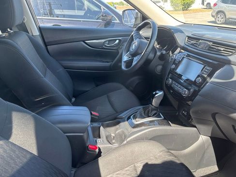 Used 2018 Nissan Rogue SV FWD image 4