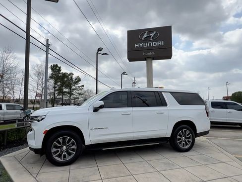 Used 2022 Chevrolet Suburban LT w/ Luxury Package image 6