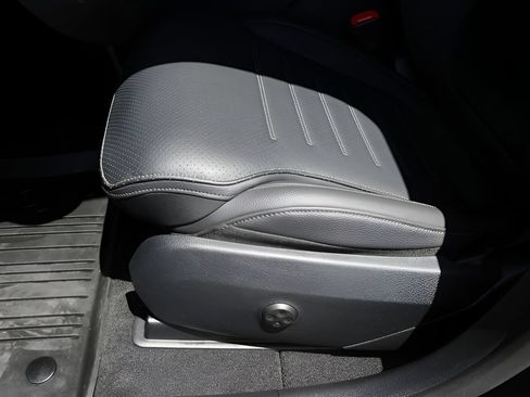 Used 2025 Mercedes-Benz GLC 300 4MATIC image 13