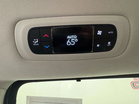 Used 2017 Chrysler Pacifica Touring-L w/ Tire & Wheel Group image 38