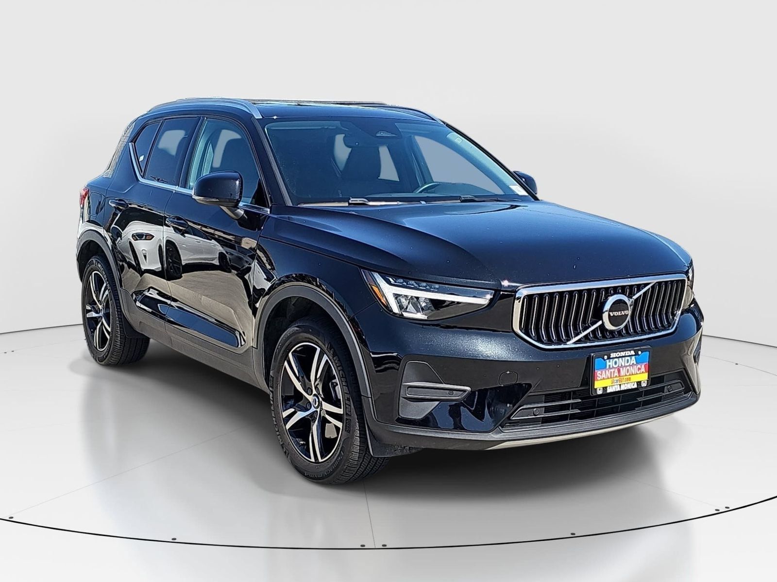 Used 2024 Volvo XC40 B5 Core AWD/4WD image 3