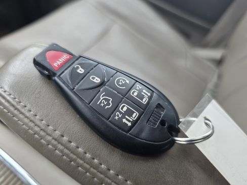 Used 2012 Chrysler Town & Country Limited w/ Luxury Group image 27