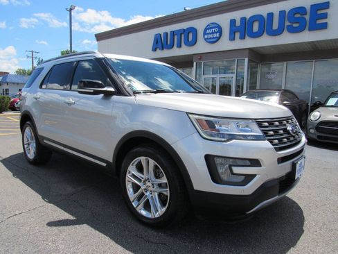Used 2017 Ford Explorer XLT w/ Equipment Group 202A AWD/4WD image 2