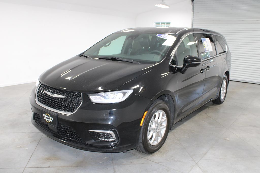 Used 2025 Chrysler Pacifica Select FWD image 4