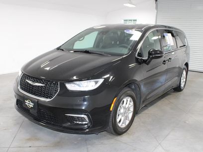Used 2025 Chrysler Pacifica Select