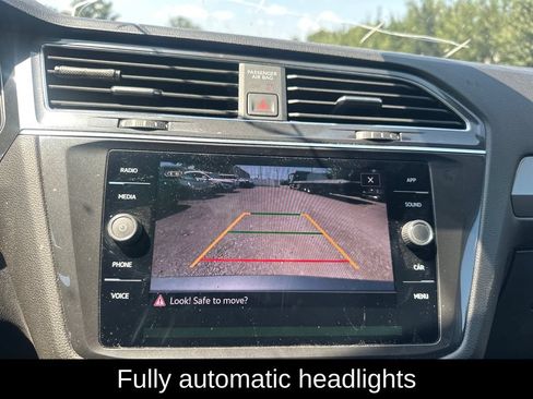 Used 2023 Volkswagen Tiguan SE w/ Panoramic Sunroof Package FWD image 12