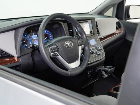 Used 2015 Toyota Sienna Limited Premium AWD/4WD image 4