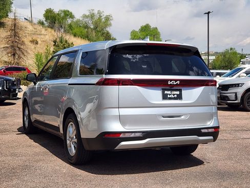 Used 2022 Kia Carnival LX FWD image 7