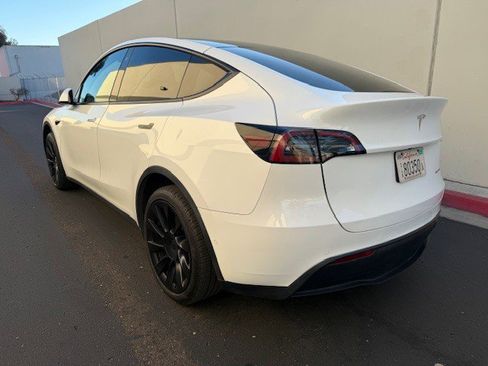 Used 2022 Tesla Model Y Long Range image 4