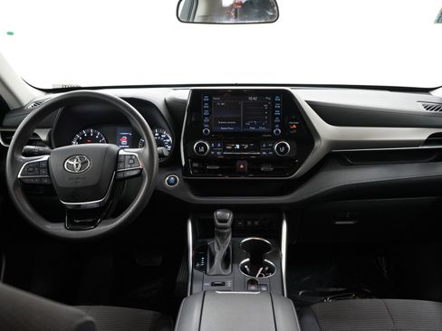 Used 2020 Toyota Highlander L AWD/4WD image 16