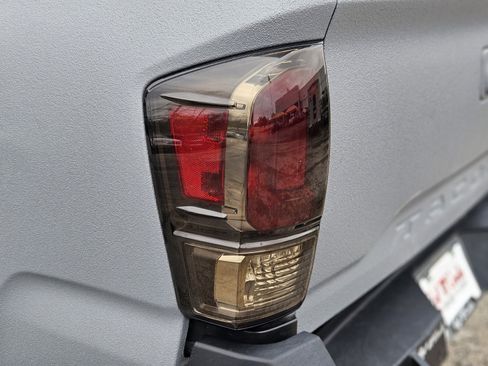 Used 2021 Toyota Tacoma TRD Sport w/ Technology Package image 10