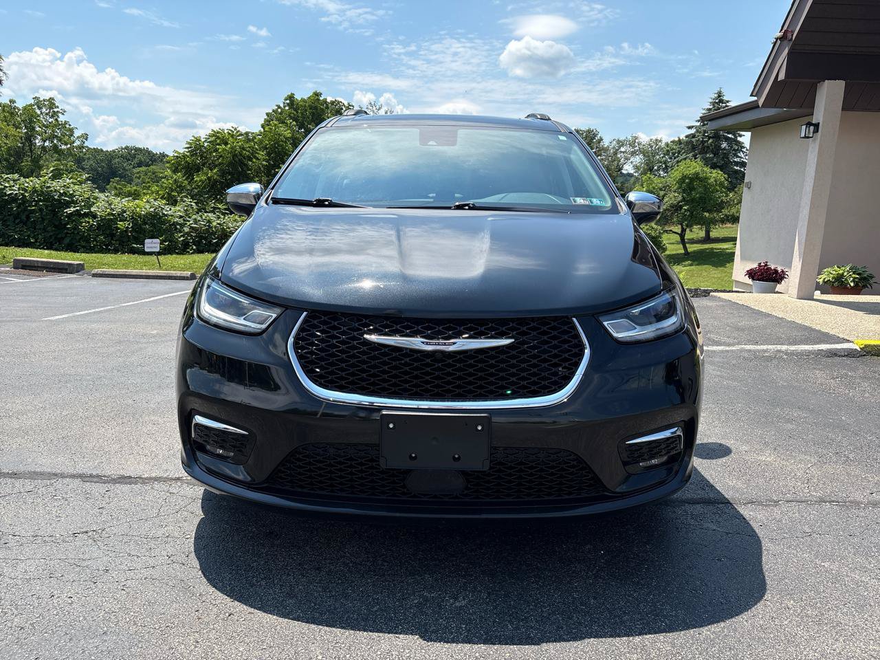 Used 2023 Chrysler Pacifica Limited FWD image 2
