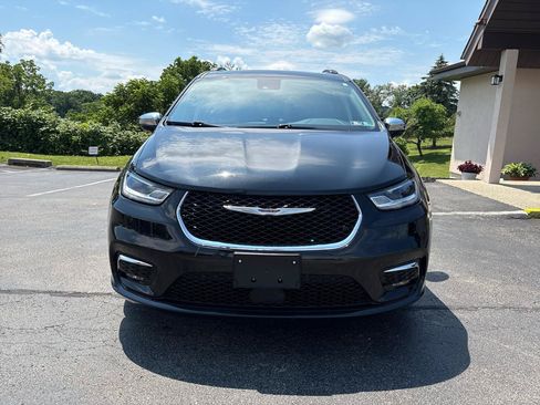 Used 2023 Chrysler Pacifica Limited FWD image 2