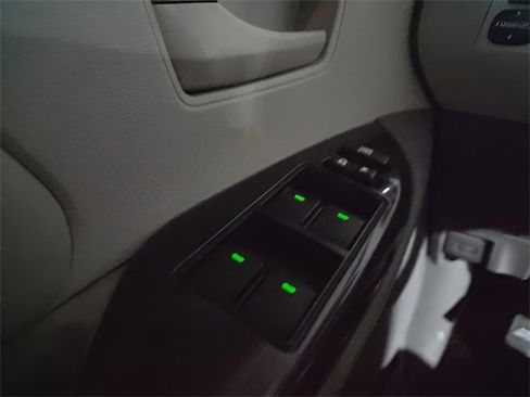 Used 2011 Toyota Sienna LE image 21