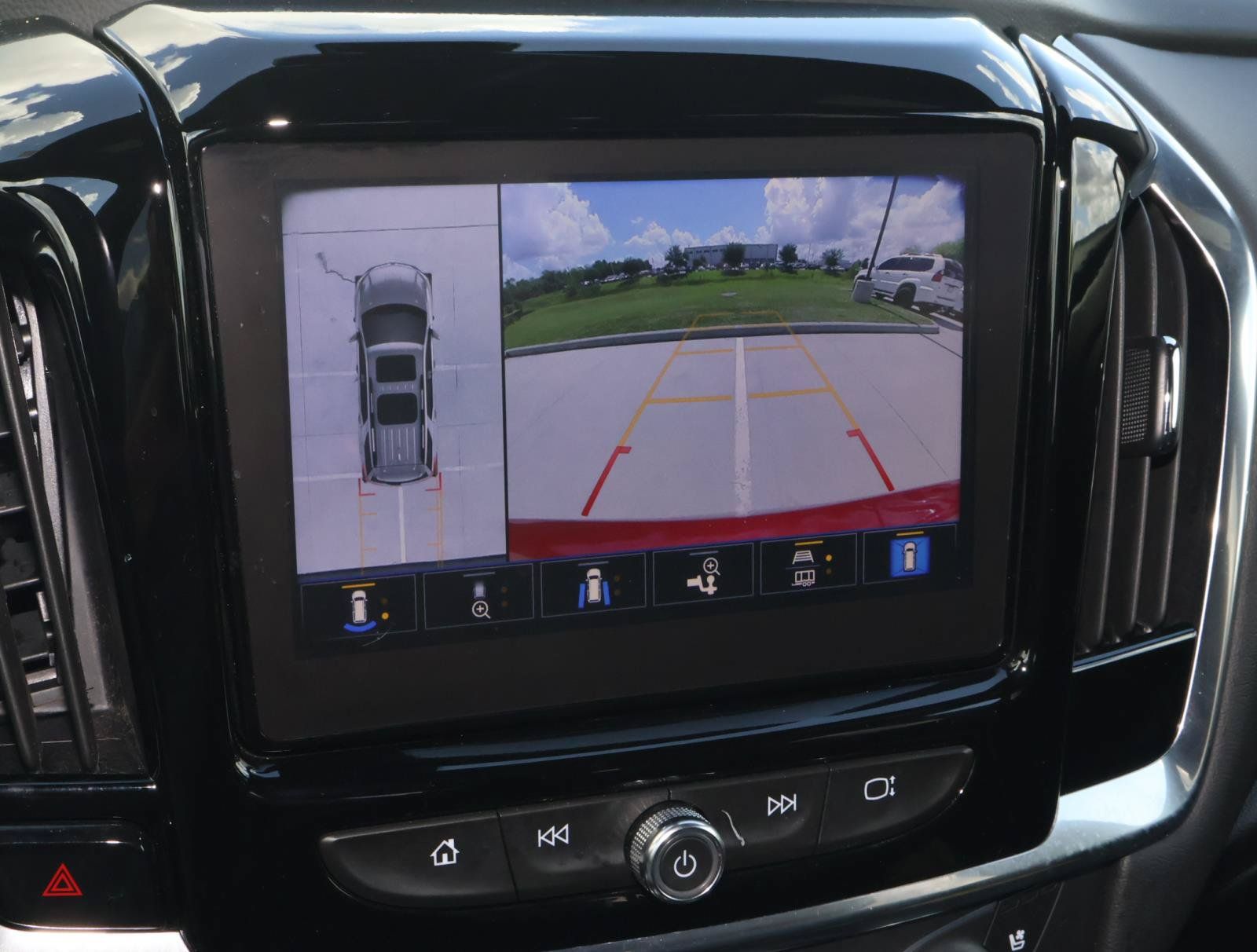 Used 2023 Chevrolet Traverse Premier FWD image 29