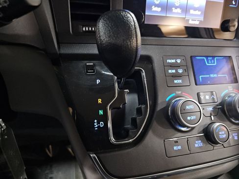 Used 2017 Toyota Sienna LE image 15