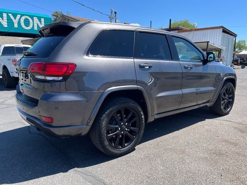 Used 2017 Jeep Grand Cherokee Altitude RWD image 4