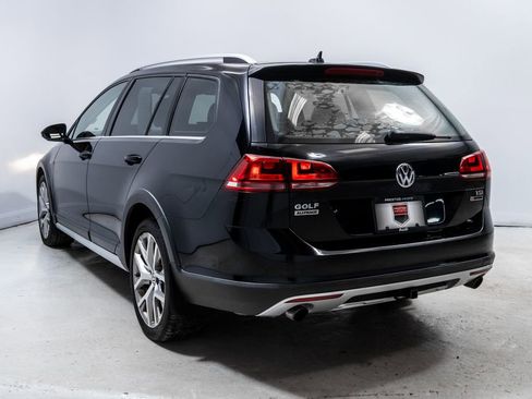Used 2017 Volkswagen Golf Alltrack image 3