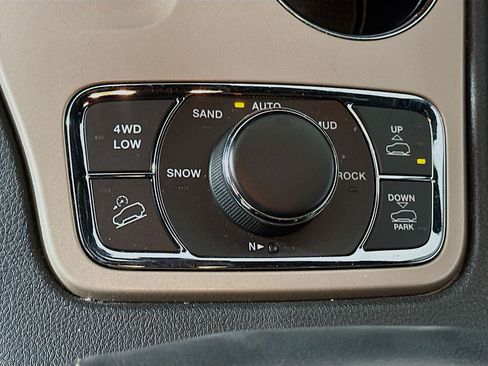 Used 2014 Jeep Grand Cherokee Overland AWD/4WD image 25