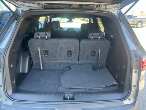 Used 2023 Chevrolet Traverse LT FWD image 19