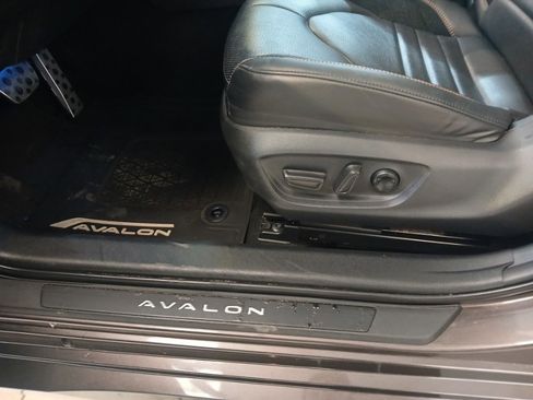 Used 2019 Toyota Avalon XSE image 18