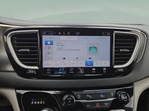 Used 2023 Chrysler Pacifica Touring-L FWD image 17
