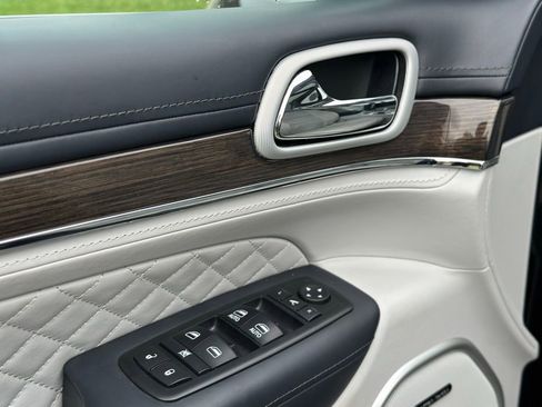 Used 2018 Jeep Grand Cherokee Summit image 18