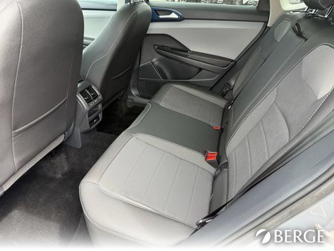 Used 2024 Volkswagen Taos SE w/ Panoramic Sunroof Package FWD image 18