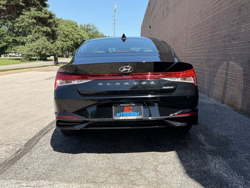Used 2023 Hyundai Elantra Limited w/ Preferred Accessory Package FWD image 4
