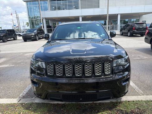 Used 2021 Jeep Grand Cherokee Laredo X image 3