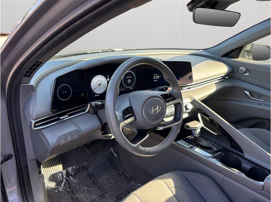 Used 2025 Hyundai Elantra SEL FWD image 6