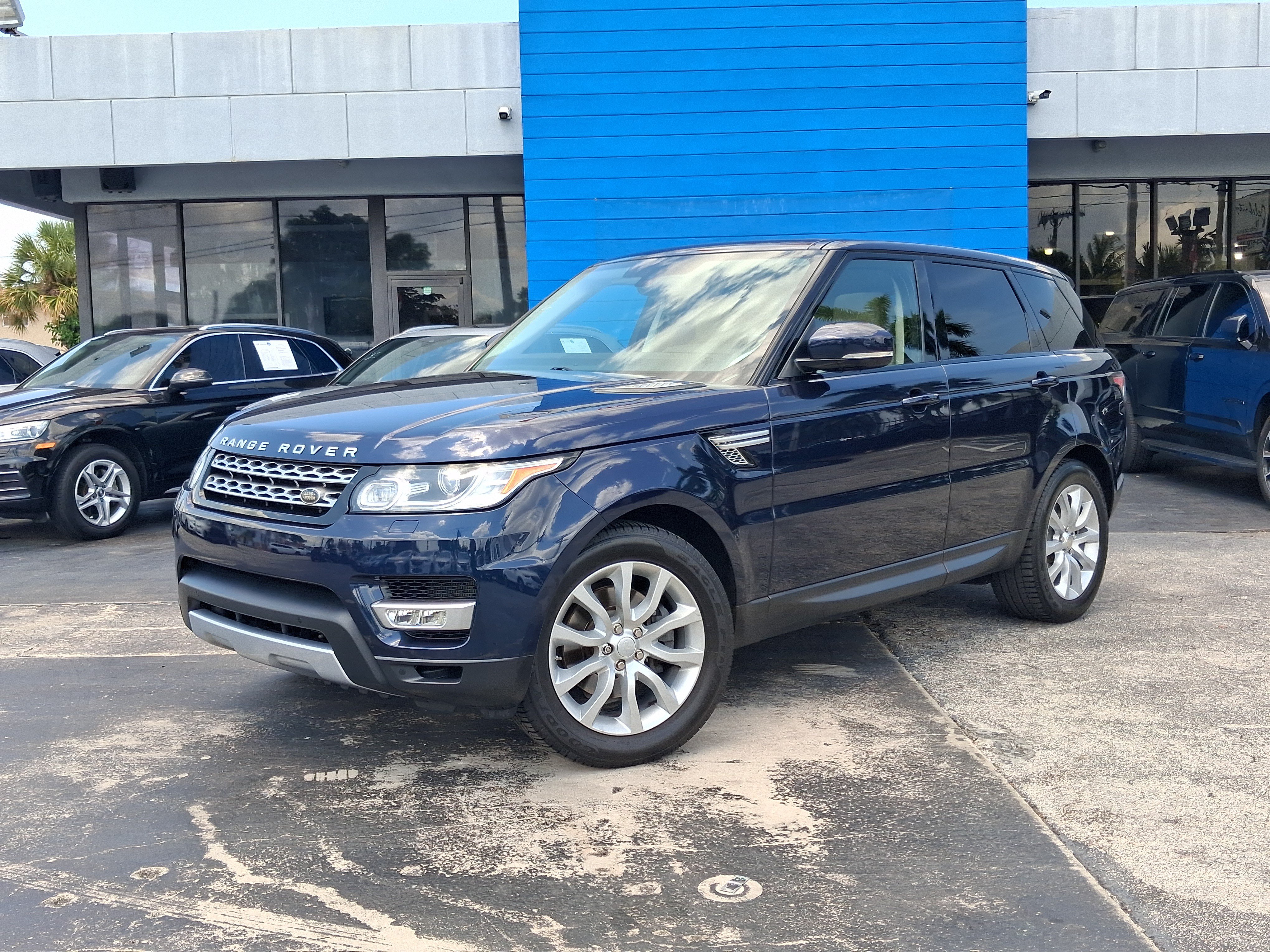 Used 2014 Land Rover Range Rover Sport HSE AWD/4WD image 2