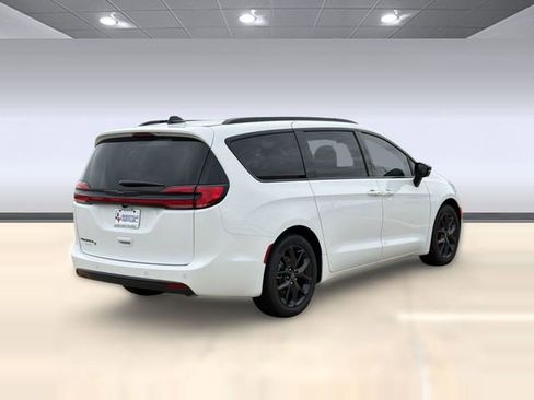New 2026 Chrysler Pacifica Select w/ S Appearance Package FWD image 9