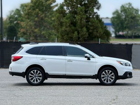 Used 2017 Subaru Outback 3.6R Touring AWD/4WD image 7