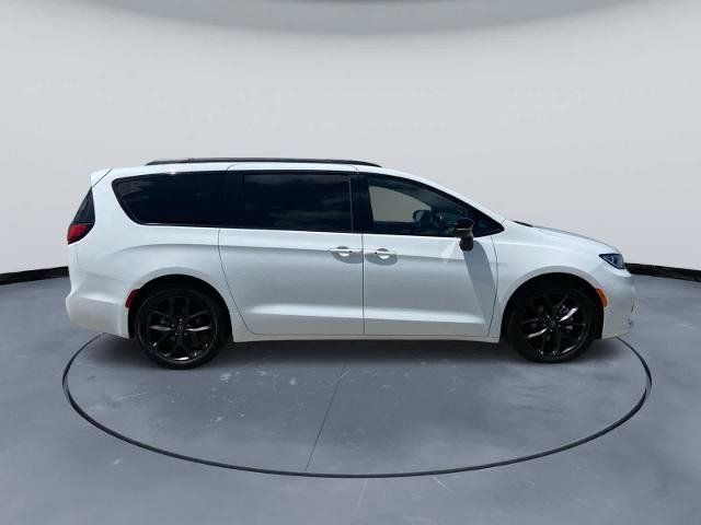 Used 2025 Chrysler Pacifica Limited FWD image 6