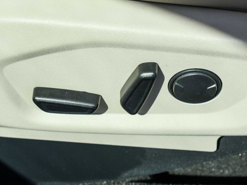 Used 2019 Ford Explorer XLT image 13