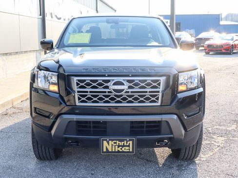 Used 2024 Nissan Frontier SV image 2