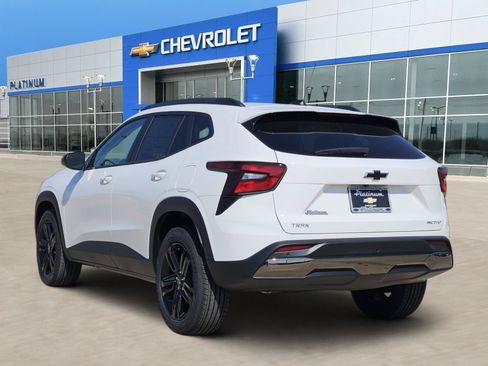 New 2026 Chevrolet Trax ACTIV w/ Sunroof Package FWD image 4