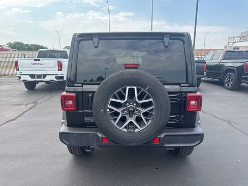 Used 2025 Jeep Wrangler Unlimited Sahara AWD/4WD image 4
