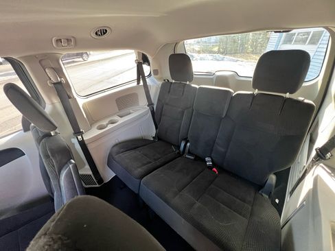 Used 2018 Dodge Grand Caravan SE w/ UConnect Hands-Free Group image 15