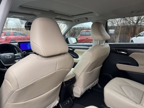 Used 2023 Toyota Highlander Limited image 15